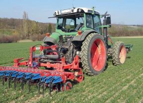 Hackgerät mit Kamera frü mechanische Beikrautkontrolle