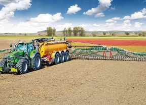 Güllefass auf Acker