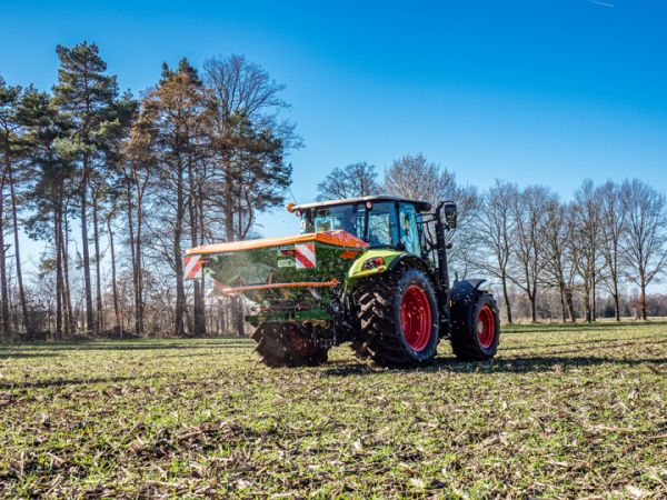 Düngerstreuer auf Getreidebestand
