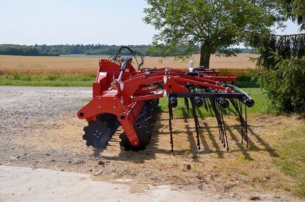 Eco-Mulch Combi-Mag kombiniert eine zweireihige Kurzscheibenegge mit einem vierreihigem Schwerstriegel