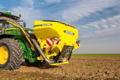 Bednar Frontdüngerstreuer an John Deere