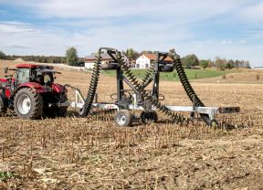 Kettenscheibenegge auf dem Feld