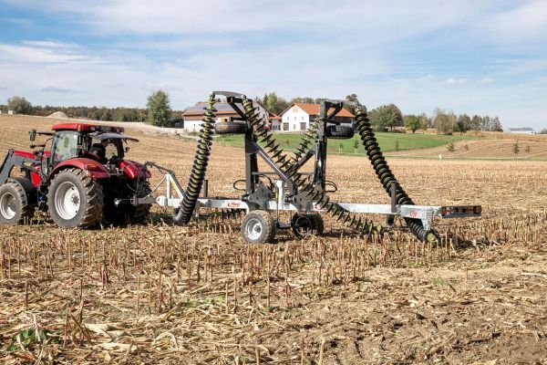 Kettenscheibenegge auf dem Feld