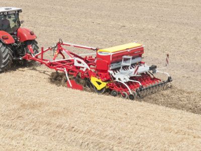 Grubber Synkro mit aufgesattelter Sämaschine