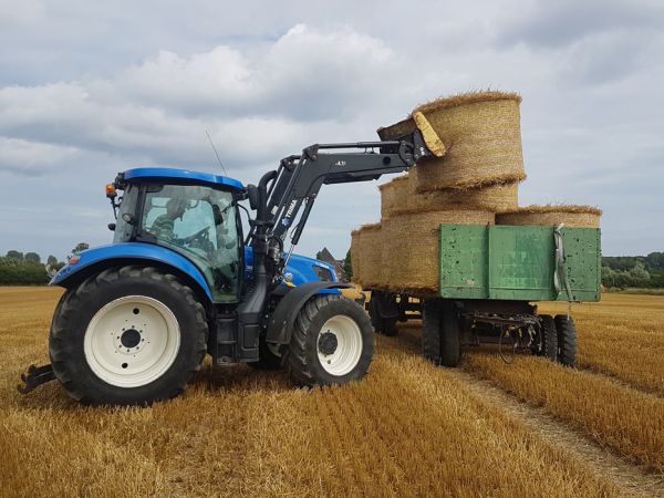 Strohballen auf Acker abfahren