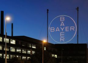 Bayer-Logo vor Abendhimmel
