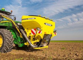 Bednar Frontdüngerstreuer an John Deere